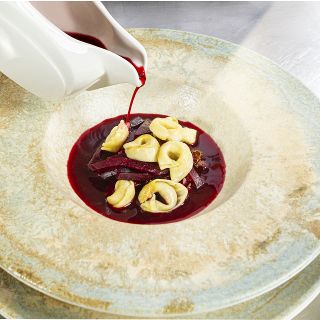 Barszcz czerwony/ wędzonka/ Tortellini mięsne/ kwaśna śmietana